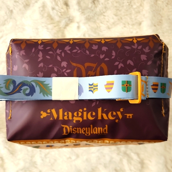 Disneyland 70th Anniversary Magic Key Bag Insulated Cooler Bag - Picture 4 of 6